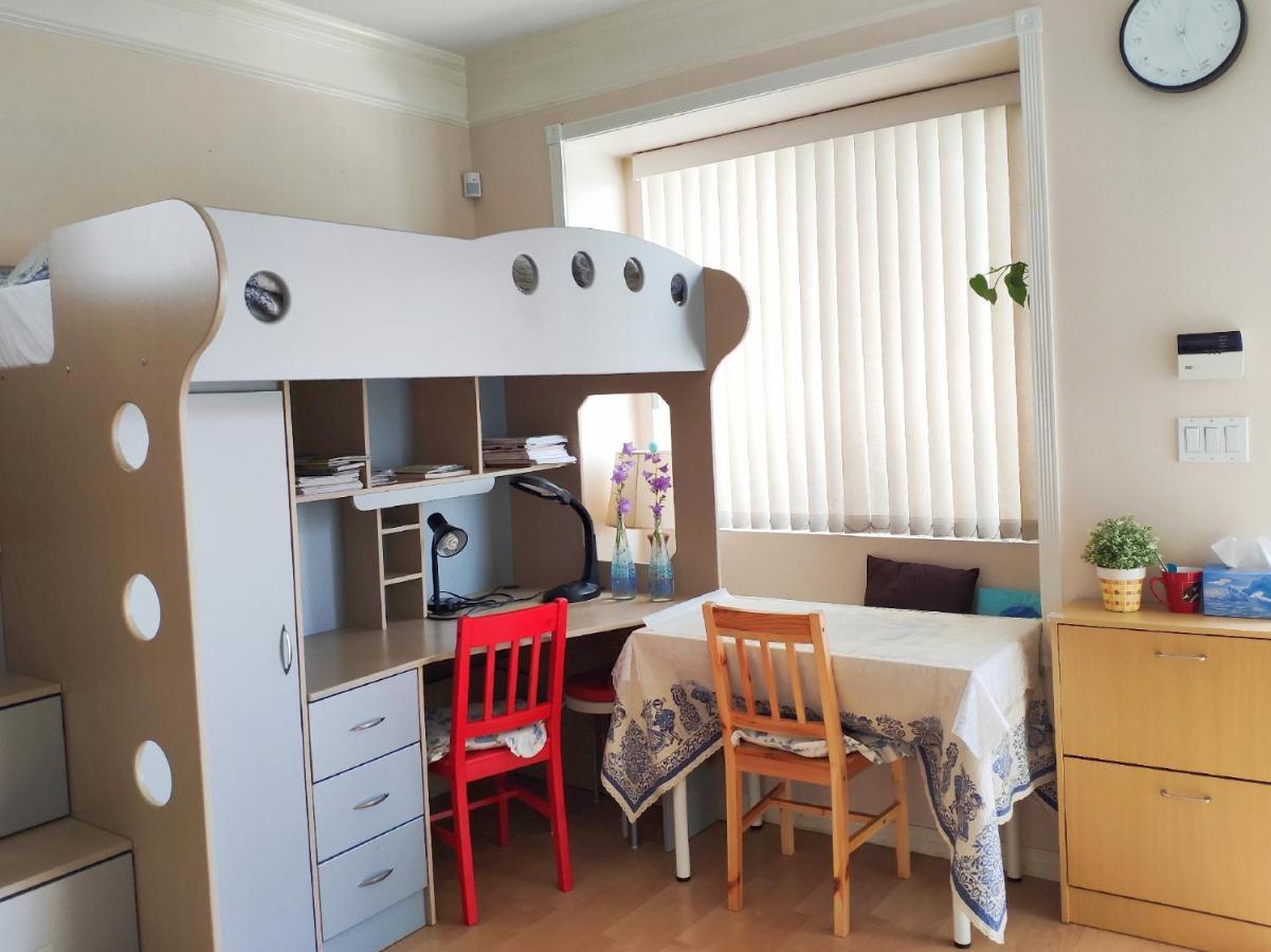 Helen's House / Close To Skytrain And Airport Couette-café *
