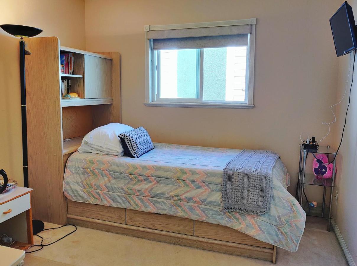 Helen's House / Close To Skytrain And Airport Couette-café *